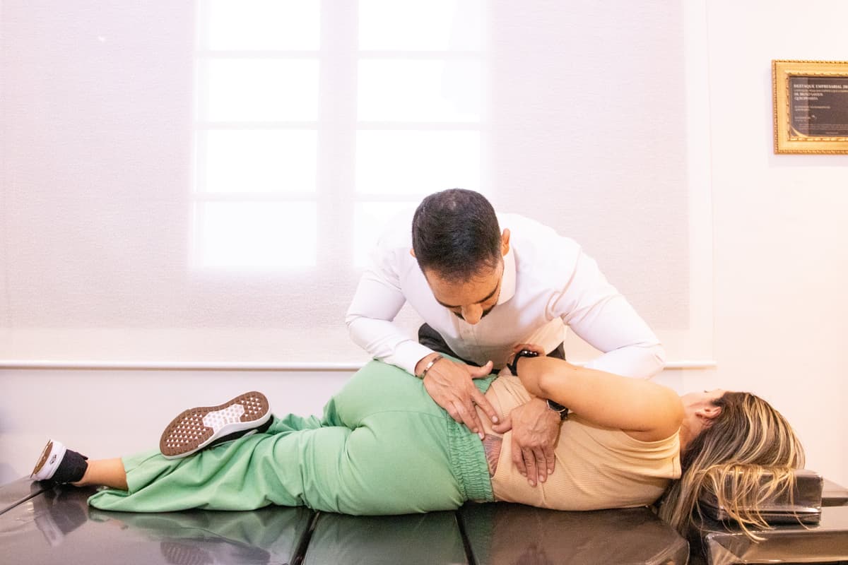 Dr. Bruno Santos atendendo paciente
